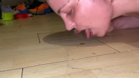 How a slave girl should clean the floor still 2