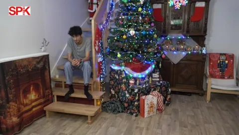 UNE PERE-NOEL AGACE still 2